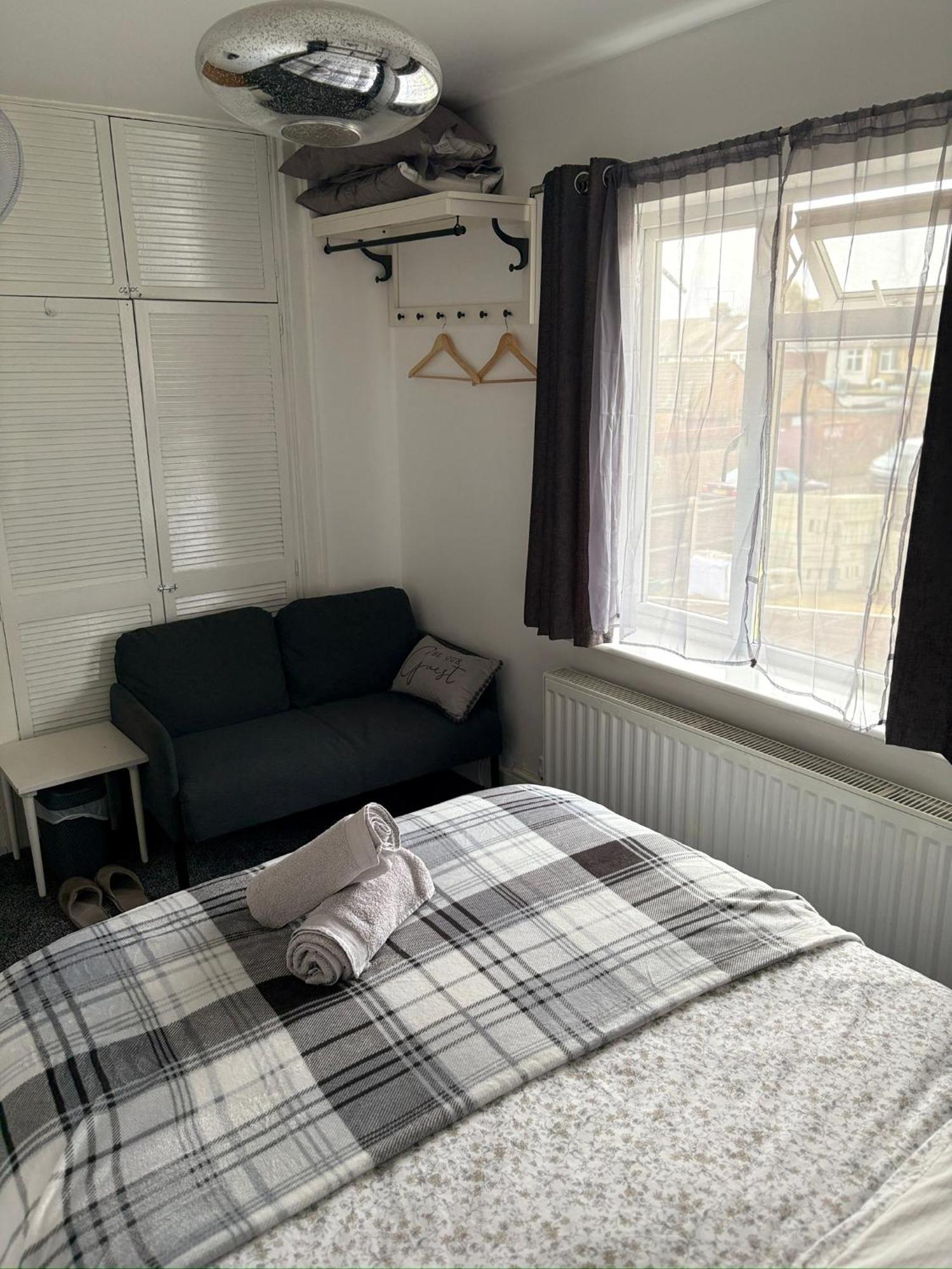 Luton Lodge - Newly Renovated Ideal For Short Stay, Close To Airport Train Station, Free Parking Off Street , Luxury Comfort In Low Price 외부 사진