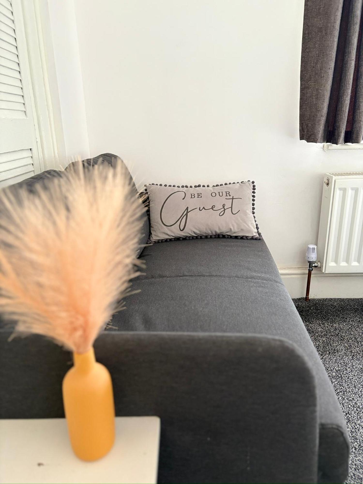 Luton Lodge - Newly Renovated Ideal For Short Stay, Close To Airport Train Station, Free Parking Off Street , Luxury Comfort In Low Price 외부 사진