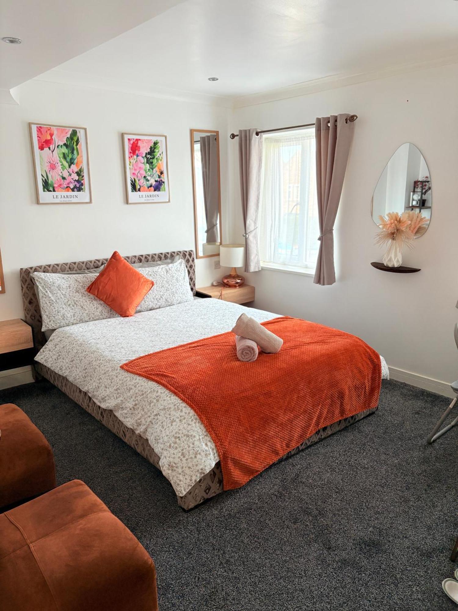 Luton Lodge - Newly Renovated Ideal For Short Stay, Close To Airport Train Station, Free Parking Off Street , Luxury Comfort In Low Price 외부 사진